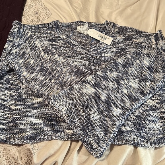NWT Ocean Eyes V-neck Sweater size Medium -blue - Picture 10 of 10